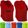 Vorder- und Rückansicht des OMKA 6er-Sets Sportroter Bib zeigt leichte, atmungsaktive Polyester-Mesh-Trikots mit D-förmigem Ausschnitt für maximalen Komfort beim Sport. Jetzt kaufen. Produktbild-Vorschau