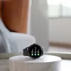A smartwatch is displayed on a marble stand in a well-lit room. Anteprima dell’immagine prodotto