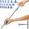 A person's hands are holding a dent puller tool, with a set of blue suction cups in the background. Produktbild-Vorschau