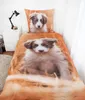 A dog-themed duvet cover and pillowcase set displayed on a bed. Anteprima dell’immagine prodotto