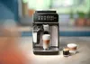 A Philips coffee machine on a counter with cups of coffee and milk. Anteprima dell’immagine prodotto