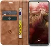 A brown leather flip case for a smartphone, open to reveal card slots and a banknote, with the smartphone screen displaying the time and date. Produktbild-Vorschau