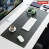 A desk setup with a computer monitor, keyboard, mouse, headphones, and a cup of coffee on a desk mat. Anteprima dell’immagine prodotto