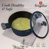 A dark blue pot with a glass lid is shown on a light beige surface, with text overlays and brand logo. Anteprima dell’immagine prodotto