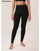 Schwarze High-Waist-Leggings, von einer Person getragen, kombiniert mit einem schwarzen Sport-BH, von vorne gezeigt Náhled obrázku produktu