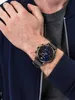 A person wearing a watch on their wrist. Voir les images du produit