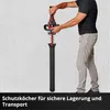 A person is demonstrating how to put a protective cover on a hedge trimmer. Produktbild-Vorschau