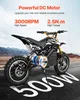 A black electric dirt bike is shown on a road with mountains in the background. Text overlays highlight the motor's power and specifications. Voir les images du produit