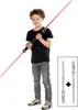 A young boy is holding a double-bladed lightsaber toy. There is an inset image showing the two separate lightsaber hilts. Produktbild-Vorschau