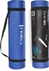 A blue yoga mat is shown rolled up and in its carrying case, with a separate view of the packaging. Voir les images du produit