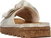 Auf dem Bild ist eine beige Sandale abgebildet die von der Seite betrachtet wird. Die Sandale zeigt ein einfaches Design mit einem verstellbaren Riemen und einem komfortablen Fußbett. Podgląd zdjęcia produktu