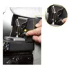 A person is demonstrating how to attach a camera to a belt clip. Podgląd zdjęcia produktu