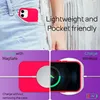 A person's hand is shown placing a red phone case into a jeans pocket. Below, two panels demonstrate charging the phone with MagSafe and wireless charging. Produktbild-Vorschau