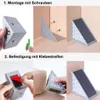 Silberne dreieckige Solar-Wandleuchte, gezeigt beim Montieren mit Schrauben und Befestigen mit Klebeband an einer Holzecke Náhľad obrázku produktu