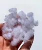 A hand holding a clump of white polyester fiberfill. Anteprima dell’immagine prodotto