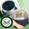 A collage of images showing cookware, with a focus on a pot and a graphic representing layers. Voir les images du produit