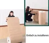 Frau hält und installiert eine Rolle hellbrauner Holzkern-Schaumstoff-Tapete an einer weißen Wand Voir les images du produit