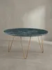 Dreiviertelansicht des Designer-Couchtisches, die die elegante Verbindung der goldenen Metallbeine mit der massiven, grünen Marmorplatte hervorhebt._#sku_SAFWL7.211# Produktbild-Vorschau