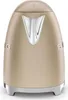 A studio shot of a champagne-colored Smeg kettle. Podgląd zdjęcia produktu