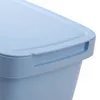 A close-up view of the lid and upper rim of a light blue plastic trash can. Produktbild-Vorschau