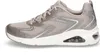 A side view of a single Skechers sneaker. Voir les images du produit