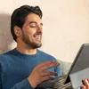 A man is using a tablet and wearing earbuds. Anteprima dell’immagine prodotto