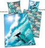 A collage of bedding items with a surfing theme. One side shows a surfer on a wave, and the other side shows a pillow and a folded duvet cover with a tropical leaf pattern. Produktbild-Vorschau