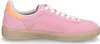 A side view of a pink sneaker with a beige sole and a peach heel accent. Voir les images du produit