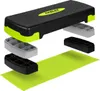 An exploded view of a step workout platform with its adjustable risers and a mat. Voir les images du produit