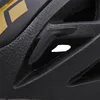 Detailansicht des "Vapor Helmet" von Black Diamond; Kletterhelm mit strukturiertem Material und Belüftungsschlitzen. Produktbild-Vorschau