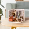 A miniature dollhouse living room scene set on a wooden table. Anteprima dell’immagine prodotto