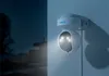 A security camera mounted on a wall at night, with its spotlight illuminating the surroundings. Anteprima dell’immagine prodotto
