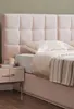 Lit élégant avec tête de lit moelleuse pour une chambre à Voir les images du produit 1