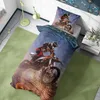 A bed with a motocross-themed duvet cover and pillow, set in a bedroom with a green rug and a desk lamp. Produktbild-Vorschau