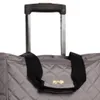 A close-up view of the top part of a gray quilted duffel bag with black handles and a telescopic handle. Voir les images du produit
