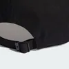 Close-up of the back strap and buckle of a black baseball cap. Voir les images du produit