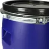 Close-up of the top of a blue plastic barrel with a black lid and a silver clamping mechanism. Produktbild-Vorschau