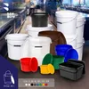 A collection of various sized buckets and lids in different colors, displayed in a studio setting with a blurred background of a kitchen or industrial environment. Voir les images du produit