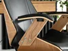 Close-up of the armrest and seat of a modern office chair. Voir les images du produit