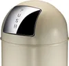 A close-up view of the top of a cream-colored trash can with a silver push-button lid. Voir les images du produit