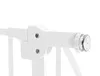 A close-up view of a white baby gate's adjustable locking mechanism. Voir les images du produit