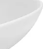 A close-up view of the edge of a white ceramic sink. Náhled obrázku produktu