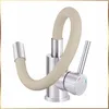 A modern kitchen faucet with a flexible beige hose and a silver handle. Anteprima dell’immagine prodotto