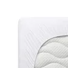 A close-up view of a white fitted sheet on a mattress. Produktbild-Vorschau