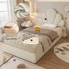 A bedroom scene with a bed, nightstand, and rug. Voir les images du produit