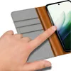 A hand is shown interacting with a phone case that has card slots. Produktbild-Vorschau