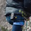 Produktfoto des "Clip Up" von YY Vertical; sichtbar an der Hüfte einer Person; die Kletterausrüstung trägt. Podgląd zdjęcia produktu
