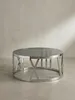 Runder Couchtisch aus Metall und schwarzem Glas im neutralen Studiolicht, das die symmetrische und offene Konstruktion des Gestells klar hervorhebt._#sku_SAFWL6.674# Produktbild-Vorschau