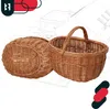Two wicker baskets are shown on a blueprint background, with graphic overlays in the top left and bottom right corners. Anteprima dell’immagine prodotto