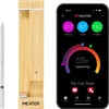 A Meater thermometer probe and its charging base are shown next to a smartphone displaying the Meater app. Náhled obrázku produktu